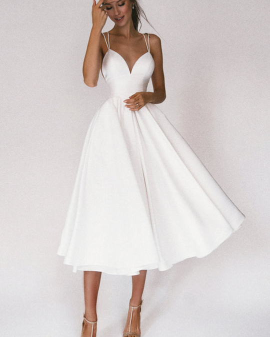 Damen Rückenfrei Partykleid | Schwingendes Kleid mit Taillierter Passform und V-Ausschnitt